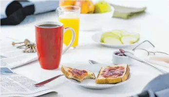  ?? FOTO: COLOURBOX ?? Eine Studie hat ergeben, dass die Tageszeitu­ng für viele zum Frühstück gehört.