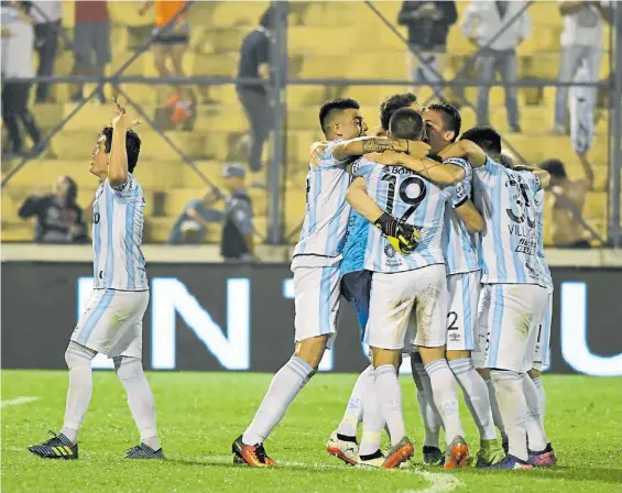  ?? JUANJO GARCÍA ?? Abrazo para la historia. La Pulga Rodríguez festeja hacia la tribuna, mientras el resto de Atlético Tucumán es un racimo de felicidad.