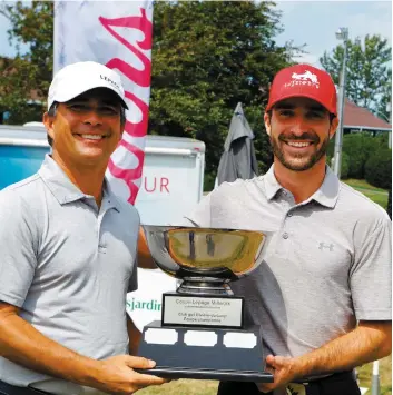  ?? PHOTO COURTOISIE CIRCUIT CANADA PRO TOUR ?? Les capitaines des équipes de l’ontario et du Québec, David Morland IV et Sonny Michaud, tenant la coupe que se disputeron­t les golfeurs.