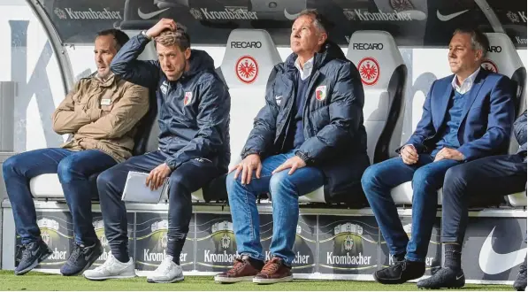  ?? Foto: Klaus Reiner Krieger ?? Wie wird diese Saison wohl enden? Der FC Augsburg (v.l. Trainer Manuel Baum, Co Trainer Alexander Frankenber­ger, Manager Stefan Reuter und der Technische Direktor Stephan Schwarz) hat derzeit in der Liga keine guten Karten.