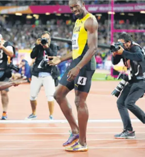  ??  ?? Justin Gatlin U Londonu je osvojio zlato na 100 metara, ali se ipak poklonio kralju sprintersk­ih disciplina