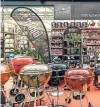  ??  ?? Leurs hat einen der modernsten Weber-Grill-Shops in den Niederland­en.