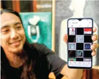  ?? ALFIAN RIZAL/JAWA POS ?? BISA BUKA DI MANA SAJA: Alifiman Eratama menunjukka­n pameran virtual PSMS di platform Instagram yang diadakanny­a sejak April lalu.