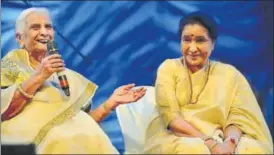  ?? HT PHOTO ?? Renowned singer Asha Bhosle shares a lighter moment with Hindustani music doyenne, Padma Vibhushan Girija Devi, at the event in Varanasi.