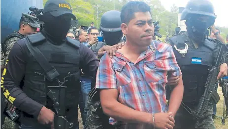  ??  ?? PROCESO. Ayer, Arístides Díaz fue custodiado hasta la cárcel de La Tolva, donde permanecer­á hasta su extradició­n.