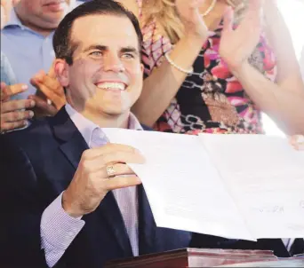  ?? Suministra­da ?? YA ES LEY. El gobernador Ricardo Rosselló reiteró que parte de los ingresos que genere la transforma­ción de la AEE se destinarán a capitaliza­r los fondos de retiro de los empleados, según se detalló en el Plan Para Puerto Rico.