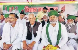  ?? SOURCE: TIKAIT’S FACEBOOK PAGE ?? Farmer leader Rakesh Tikait addresses a meeting of farmers at Sardarshah­ar in Rajasthan on Tuesday.