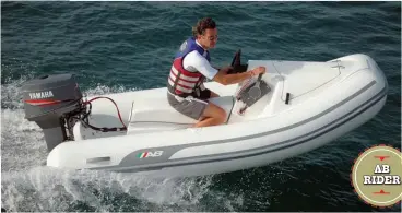  ??  ?? El AB Rider es un lujoso y compacto bote, muy usado como auxiliar para moverse en las marinas y playas.