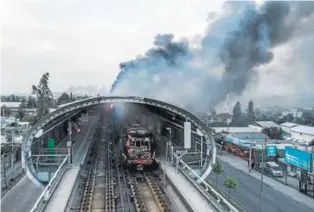  ??  ?? Q El Metro fue la mayor víctima de las jornadas del viernes y sábado. En la imagen, la estación San José de la Estrella, de la línea 4.