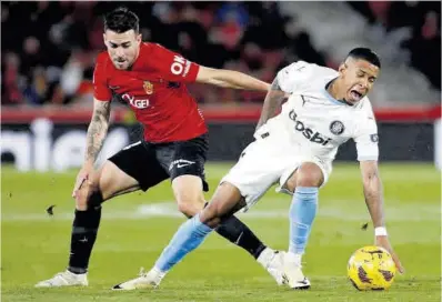  ?? Jaime Reina / AFP ?? Savinho (derecha), presionado por Dani Rodríguez durante el partido de ayer en Palma.