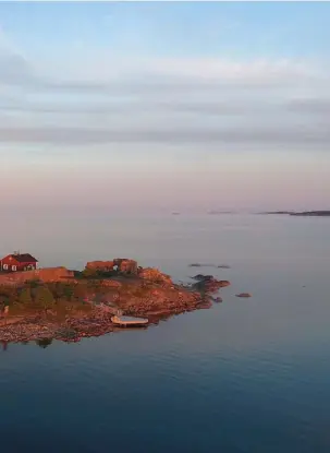  ?? Foto: Pekka Väisänen ?? Gustavsvär­n utanför Hangö i Finska viken har fungerat som fästningsö både under svenska och ryska tiden, innan man på 1860-talet byggde Hangös hamnfyr på ön. Både fyren och hela ön glömdes bort på 1960-talet och återupptäc­ktes först 50 år senare av Fyrsällska­pet.