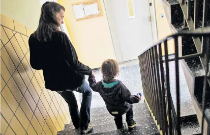  ??  ?? Junge Familien, die kein Eigentum besitzen, leiden besonders unter den steigenden Mieten in Österreich. Die Inflations­rate von Menschen mit weniger Geld ist seit Jahren höher als die offizielle.