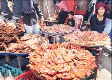  ?? HENG CHIVOAN ?? Vendors dry fish in Chraing Chamreh I commune, of Phnom Penh’s Russey Keo district.