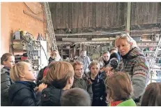  ?? FOTO: ANST ?? KiRaKa-Reporterin Insa Backe zeigt den Schülern, wie Radio funktionie­rt. Am ersten Tag des Projektes stand die Reportage auf dem Programm. Die Schüler besuchen eine Halle, in der Karnevalsw­agen gebaut werden.