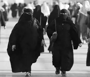  ??  ?? Al-Mutlaq asserted that a lot of Saudi women are considered extremely religious without having to wear abayas