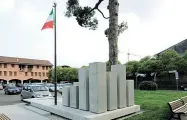  ??  ?? Nazionale Il Tricolore sventola in piazza Europa sul monumento dell’architetto Didonè