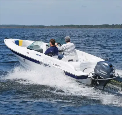  ??  ?? Notre bateau d’essai était équipé d’une barre de traction Turbo Swing pour le ski nautique. Le réservoir intégré est malheureus­ement en option à 945 €. L’injection électroniq­ue (EFI) du Yamaha permet d’optimiser les performanc­es, le démarrage à froid et la consommati­on de carburant et permettre de tracter un skieur avec seulement 50 chevaux.