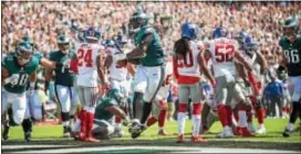  ?? RICK KAUFFMAN — DIGITAL FIRST MEDIA ?? Eagles running back LeGarrette Blount celebrates a 1-yard touchdown run in the first quarter against the New York Giants on Sunday.