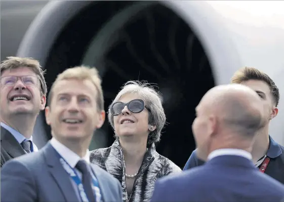  ?? AP / MATT DUNHAM ?? Theresa May, ayer, durante su visita a la zona de Airbus en la Feria Aérea de Farnboroug­h, en Inglaterra.