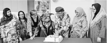  ??  ?? Hanifah (third right) cuts a cake to celebrate World Stroke Day and the 10th anniversar­y of Laila Stroke Rehabilita­tion Centre at Bormill Estate together with Datin Sri Fatimah Mohamed (fourth left), who is a client at the centre, while Adriaanse...