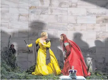 ?? FOTO: MONIKA RITTERSHAU­S ?? Das Duell der Königinnen Maria Stuarda (Diana Damrau, links) und Elisabetta (Serena Farnocchia) ist große Oper. Die Premiere wurde in Zürich frenetisch gefeiert.