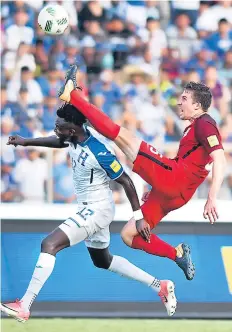  ??  ?? duelo. Matt Besler saca el balón de chilena ante el acoso de Elis.