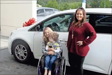  ?? Doug Walker ?? Tara Graben, from left, with her son J.D. and Stephanie Bristow of Heritage Honda in her new 2012 Honda Odyssey.