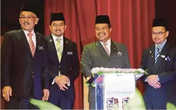  ??  ?? JAMIL Khir (dua dari kanan) merasmikan Seminar Kebangsaan Transforma­si Pengurusan Harta Pusaka di Malaysia dan Pelancaran E-Faraid di USIM, semalam.