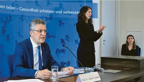  ?? Foto: John Macdougall/afp, dpa ?? Inzwischen ein gewohntes Bild: Lothar Wieler, Präsident des Robert-Koch-Instituts, bei einer seiner regelmäßig­en Pressekonf­erenzen – und neben ihm eine Gebärdendo­lmetscheri­n.