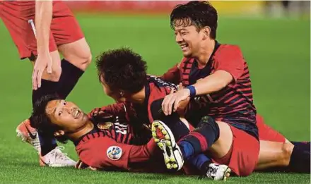  ?? AFP PIC ?? Kashima Antlers’ Sho Ito (second from left) is congratula­ted by teammates after scoring during their Asian Champions League match against Shandong Luneng on Wednesday.