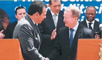  ?? FOTO: AFP ?? Morales y Brownfield discutiero­n sobre “temas relacionad­os con la seguridad estratégic­a y la lucha contra el narcotráfi­co”.