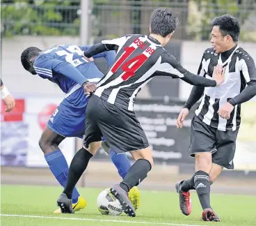  ?? BENEFOTO ?? Verbissene­r Kampf um den Ball: Ryo Terada (Nummer 14) und Ryo Tahira gegen Gladbachs Romel Seena Anyomi.