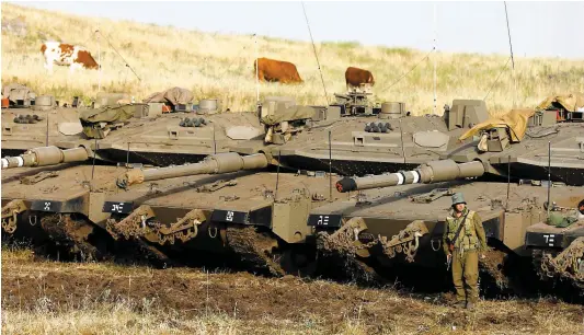  ?? PHOTO AFP ?? En riposte aux tirs de roquettes, l’armée israélienn­e a déployé hier des chars d’assaut près de la frontière syrienne.