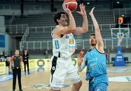  ??  ?? Problemi Luke Maye in azione contro Brescia (Ciamillo)