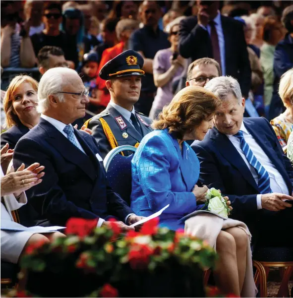  ?? ?? Drottning Silvia och president
■ Sauli Niinistö utbytte hemlighete­r i samband med ceremonin på torget. Drottninge­n hade bytt kläder och bar nu en klarblå dräkt.