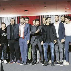  ?? FOTO: UNIÓN DE PEÑAS ?? Compañeros y amigos del Atlético arroparon a Godín en su homenaje