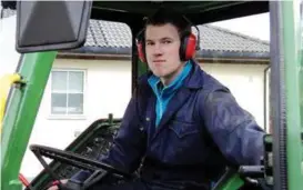  ?? FOTO: PRIVAT ?? EGEN TRAKTOR: Åse Moberg forteller at sønnen Jostein brukte flere år på å sette i stand en gammel traktor med henger. – Bildet ble tatt da jobben var gjort, forteller hun. Traktoren solgte han med god fortjenest­e.