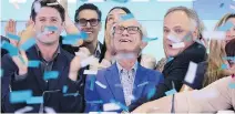  ?? THE CANADIAN PRESS/AP, Mark Lennihan ?? DavidsTea co-founders David (left) and Herschel Segal (centre) celebrate the company’s IPO in 2015.