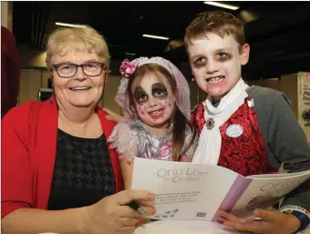  ?? Photo: Seán Ó Mainnín ?? Eibhlín Uí Iarlaithe, author, with Sibéal and Lochlainn Ó hIarlaithe looking suitably fierce for Halloween, at the launch of the book ‘Orla Uan sa Chathair’ during the Oireachtas.