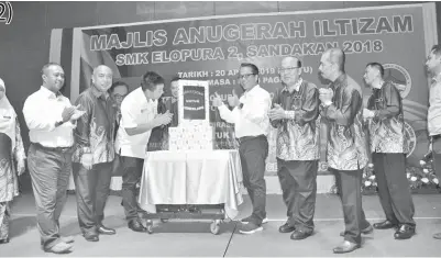  ??  ?? LIEW (lima, kanan) ketika merasmikan Majlis Anugerah Iltizam SMK Elopura 2 pada Sabtu.