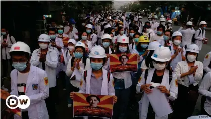  ??  ?? Демонстрац­ия медиков в Мандалае