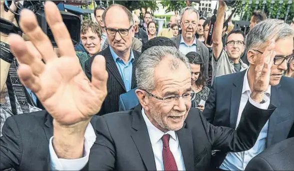  ?? CHRISTIAN BRUNA / EFE ?? Alexander van der Bellen, ya presidente electo, saluda a sus seguidores tras efectuar su primera declaració­n