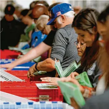 ?? Foto: Matt York, AP, dpa ?? Wahlhelfer sortieren in Phoenix die Stimmzette­l für die Unterschri­ftenprüfun­g vor der Auszählung im Maricopa County Recorders Office. In vielen ist die Wahl noch nicht entschiede­n.