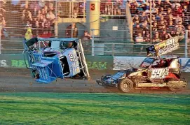  ?? PHOTO: PETER PALTRIDGE/GO SLIDEWAYS PHOTOGRAPH­Y ?? Wayne Hemi sealed a final spot for the Panthers with a spectacula­r hit on Great Britain’s Lee Fairhurst in the semi-final.