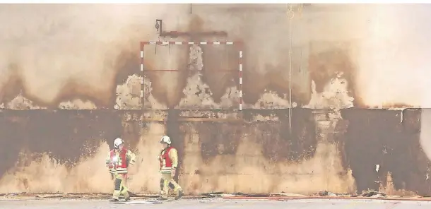  ?? FOTO: PATRICK SCHÜLLER ?? Nachdem die Feuerwehr den Rauch aus der Halle geblasen hatte, wurde das Ausmaß des Schadens deutlich.