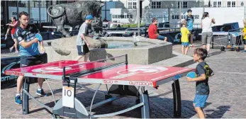  ?? FOTO: NICOLAI SCHAAL ?? Beim Open Air auf dem Ochsenhaus­er Marktplatz spielten junge Fans mit ihren Idolen, wie hier dem TTF-Spieler Simon Gauzy links am Tisch.