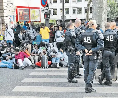  ??  ?? Der schwierige Umgang mit Migranten in Frankreich: In Paris räumte die Polizei am Freitag ein Camp, das illegalen Einwandere­rn Unterschlu­pf bot.