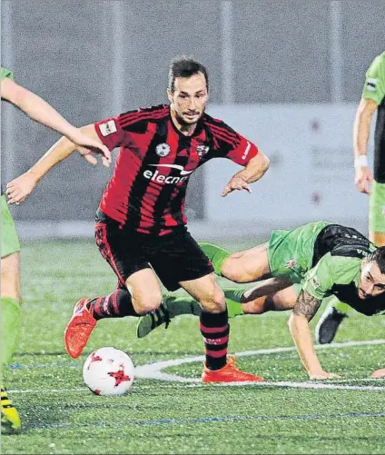  ?? FOTO: JUAN ECHEVERRÍA ?? Goleador Luisma, que marcó el segundo tanto del Arenas ante el Vitoria, intenta llevarse un balón en el duelo frente al Izarra