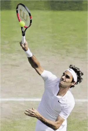  ?? BILD: SN/APA/EPA/ALISTAIR GRANT / POOL ?? Roger Federer schlug 20 Asse gegen Andy Murray.