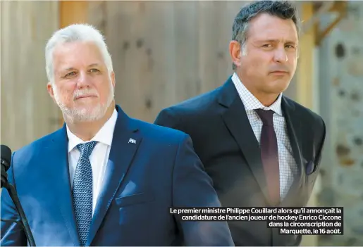  ??  ?? Le premier ministre Philippe Couillard alors qu’il annonçait la candidatur­e de l’ancien joueur de hockey Enrico Ciccone dans la circonscri­ption de Marquette, le 16 août.